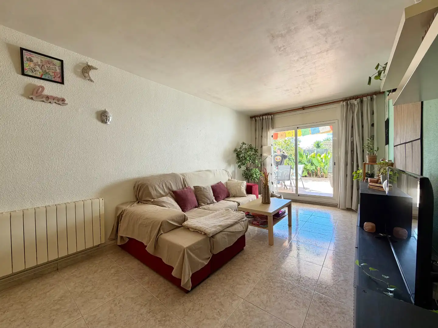 Sala de estar de Piso en venta en Santa Margarida I Els Monjos con Calefacción, Terraza y Amueblado