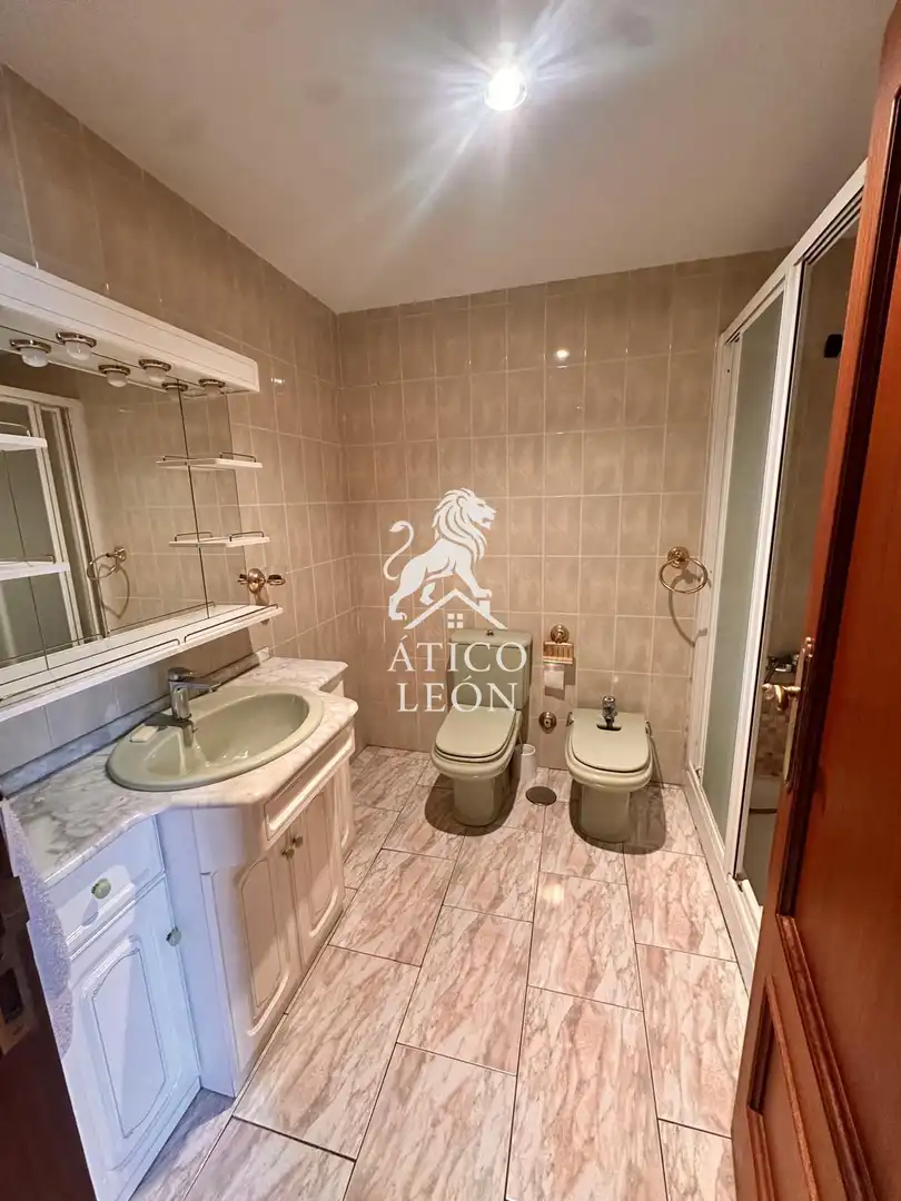 Baño de Casa o chalet en venta en León Capital  con Calefacción, Terraza y Trastero