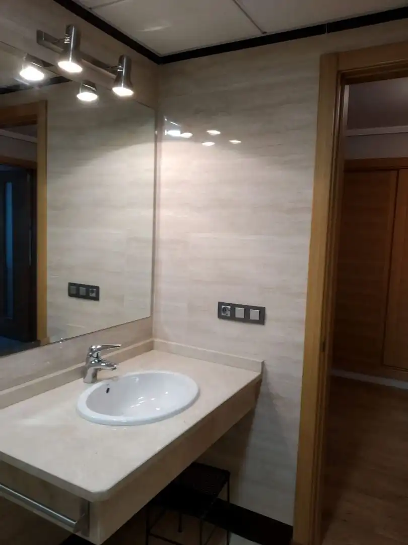 Badezimmer von Wohnungen zur Miete in Málaga mit Waschmaschine, Mikrowelle und Gemeinschaftspool