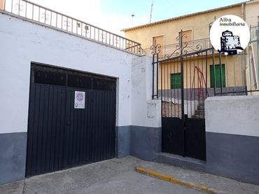Casa con balcón en venta en Calle Ochavo 14