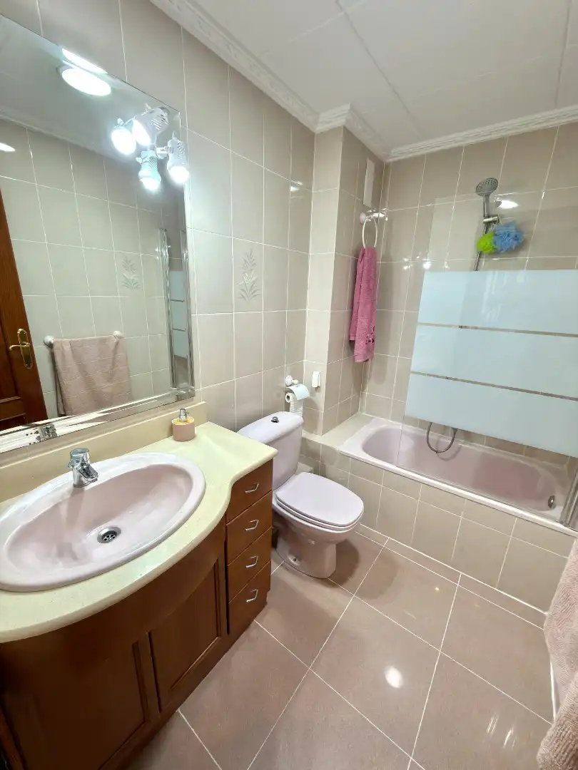 Baño de Piso de alquiler en Xirivella con Aire acondicionado, Calefacción y Terraza
