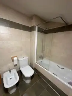 Baño de Apartamento en venta en León Capital  con Calefacción, Parquet y Trastero