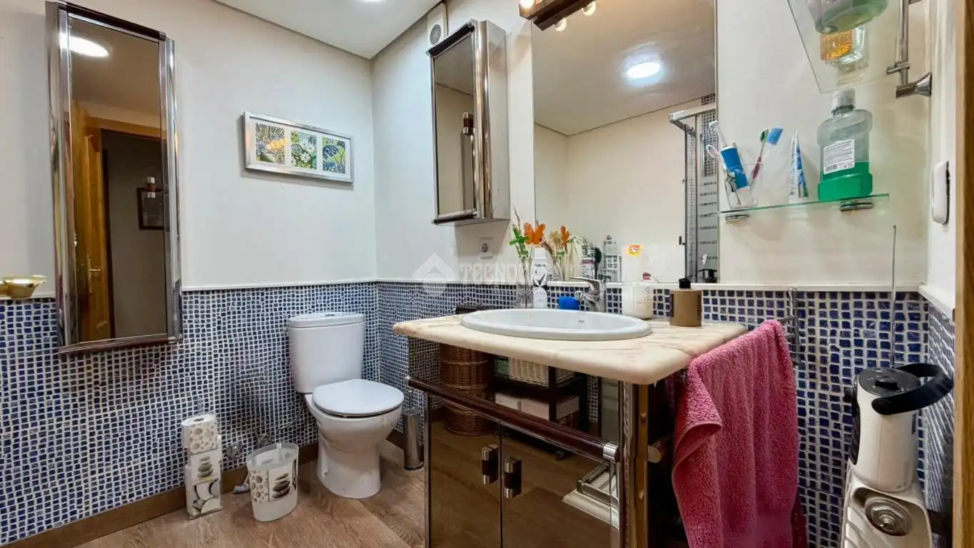 Bathroom of Flat for sale in Madrid  with Air Conditioner, Heating and Terrace