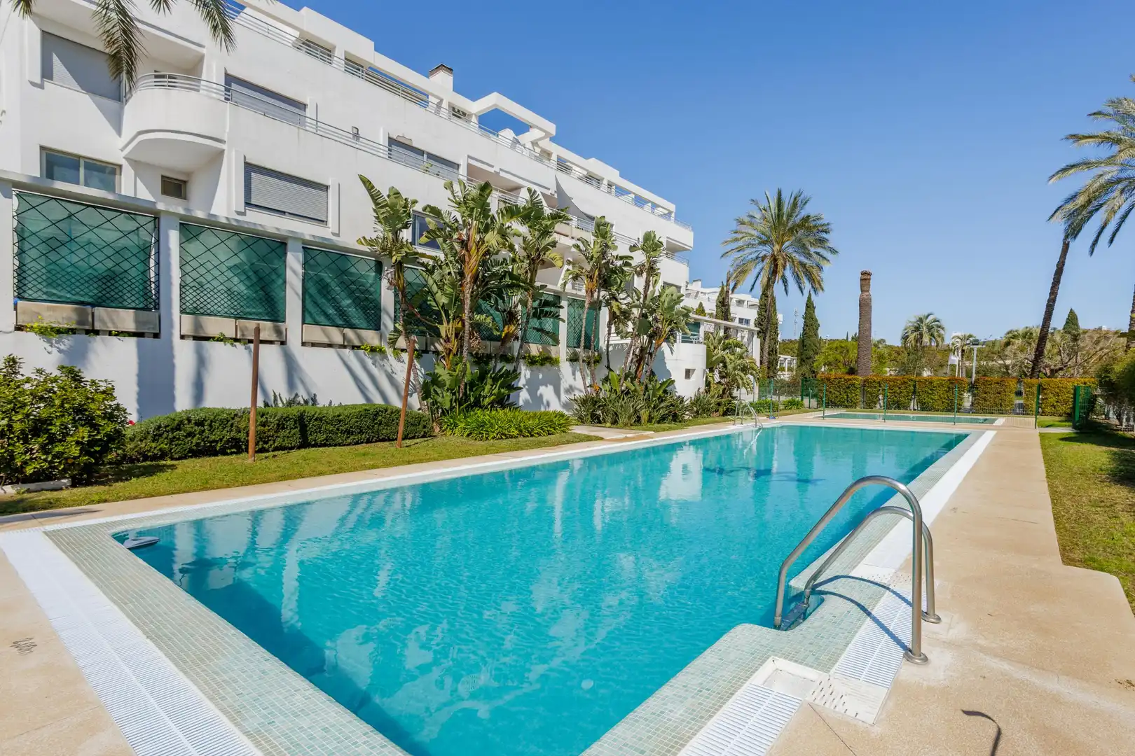 Schwimmbecken von Wohnungen zum Verkauf in Mijas mit Klimaanlage, Privatgarten und Abstellraum