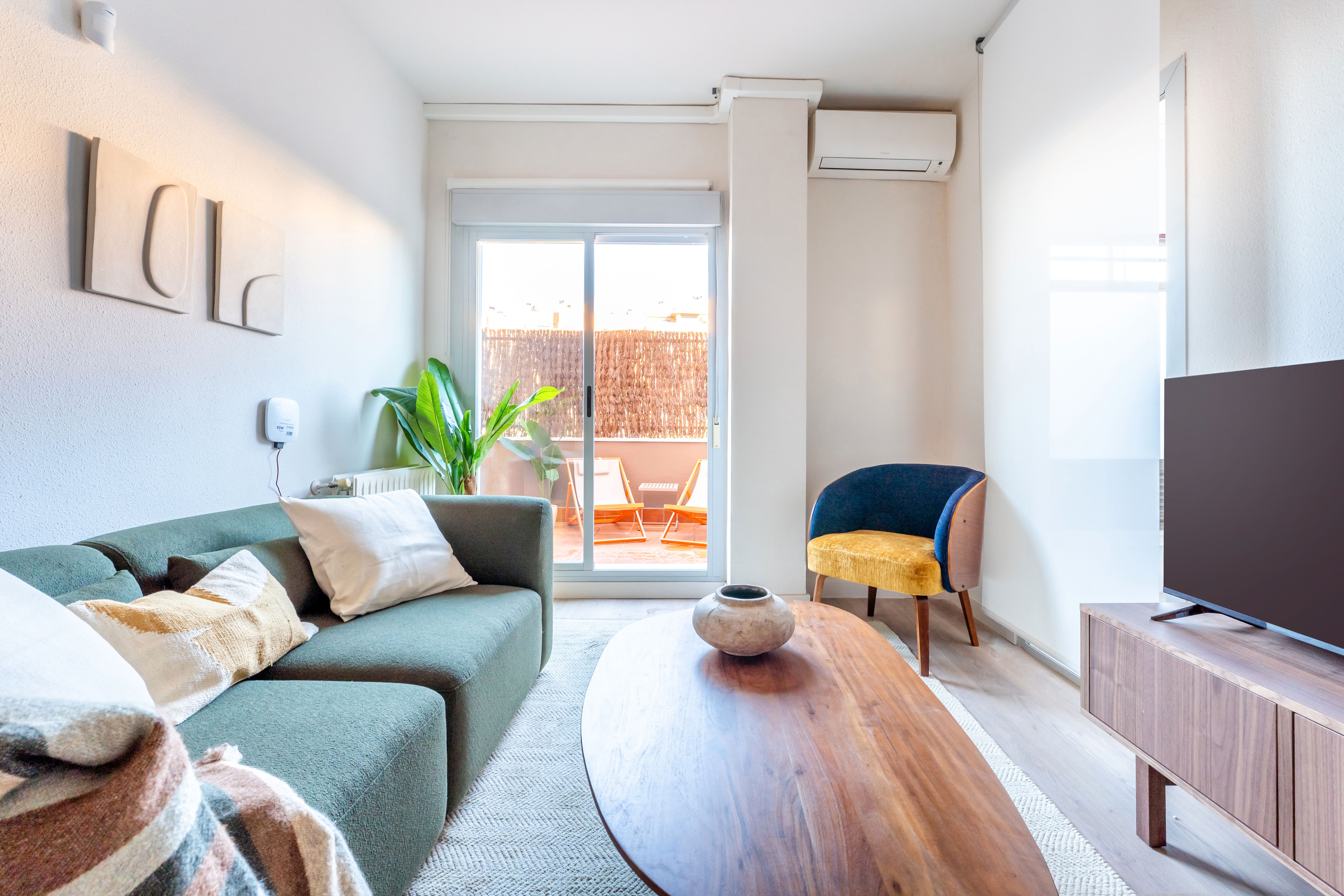 Living room of Planta baja to rent in  Madrid Capital  with Air Conditioner, Parquet flooring and Terrace