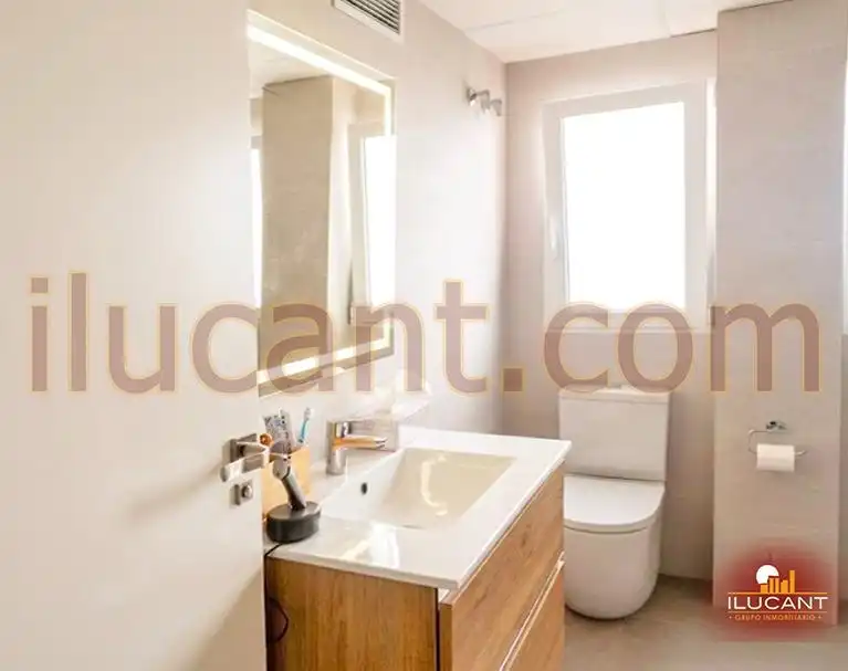 Baño de Piso en venta en Alicante / Alacant con Aire acondicionado y Balcón