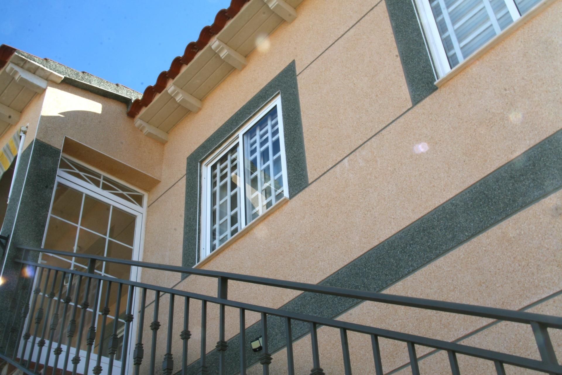 Vista exterior de Casa o xalet en venda en Barajas de Melo amb Aire condicionat, Calefacció i Jardí privat