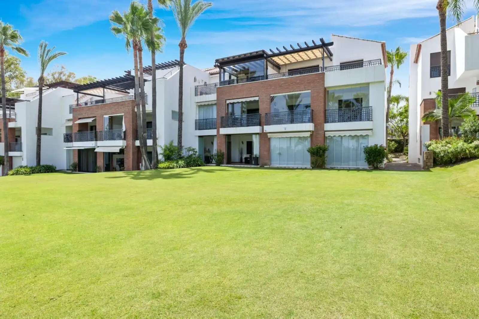 Vista exterior de Dúplex en venda en Estepona amb Aire condicionat, Terrassa i Traster