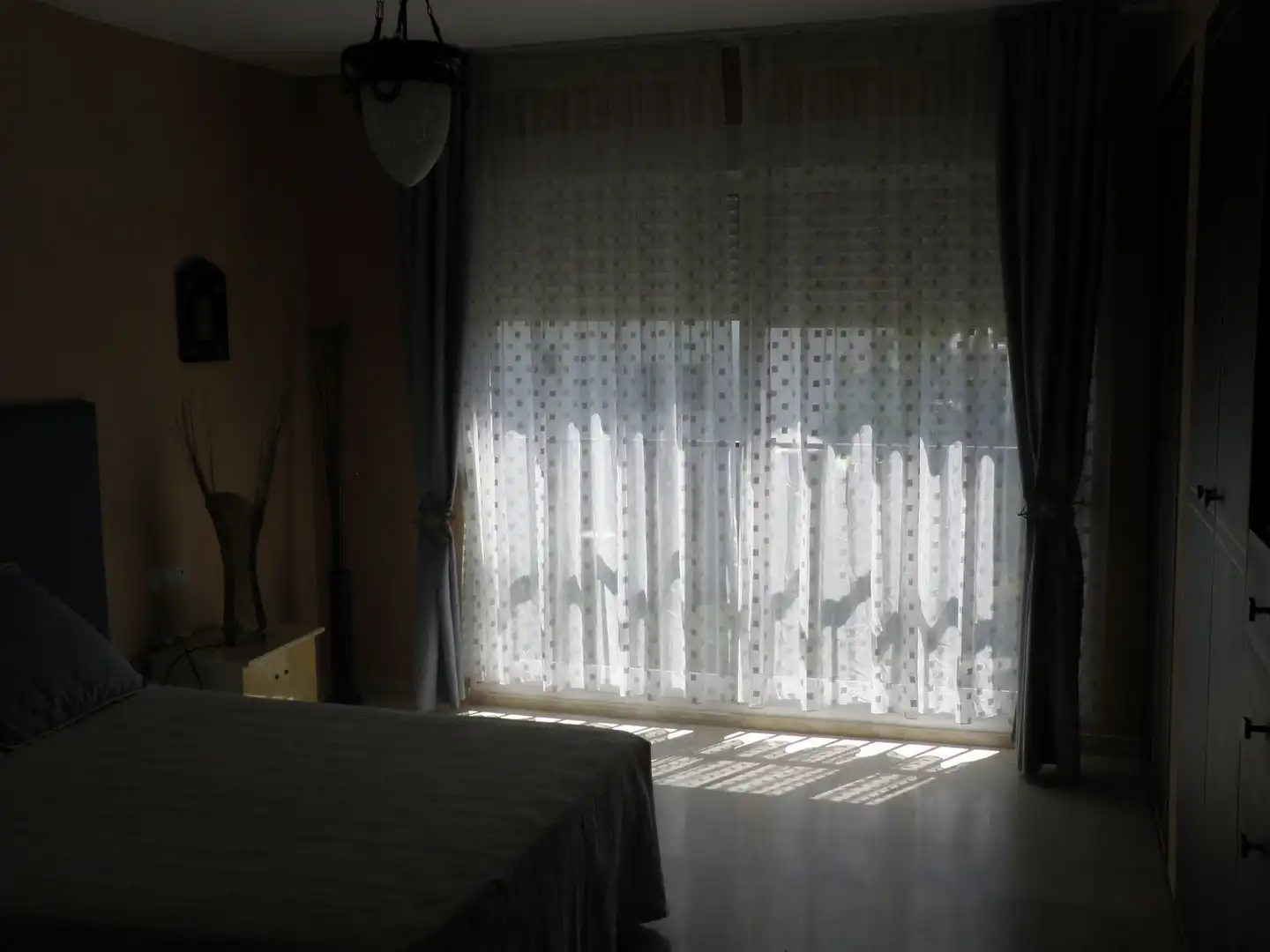 Dormitori de Casa adosada en venda en Estepona amb Aire condicionat, Terrassa i TV