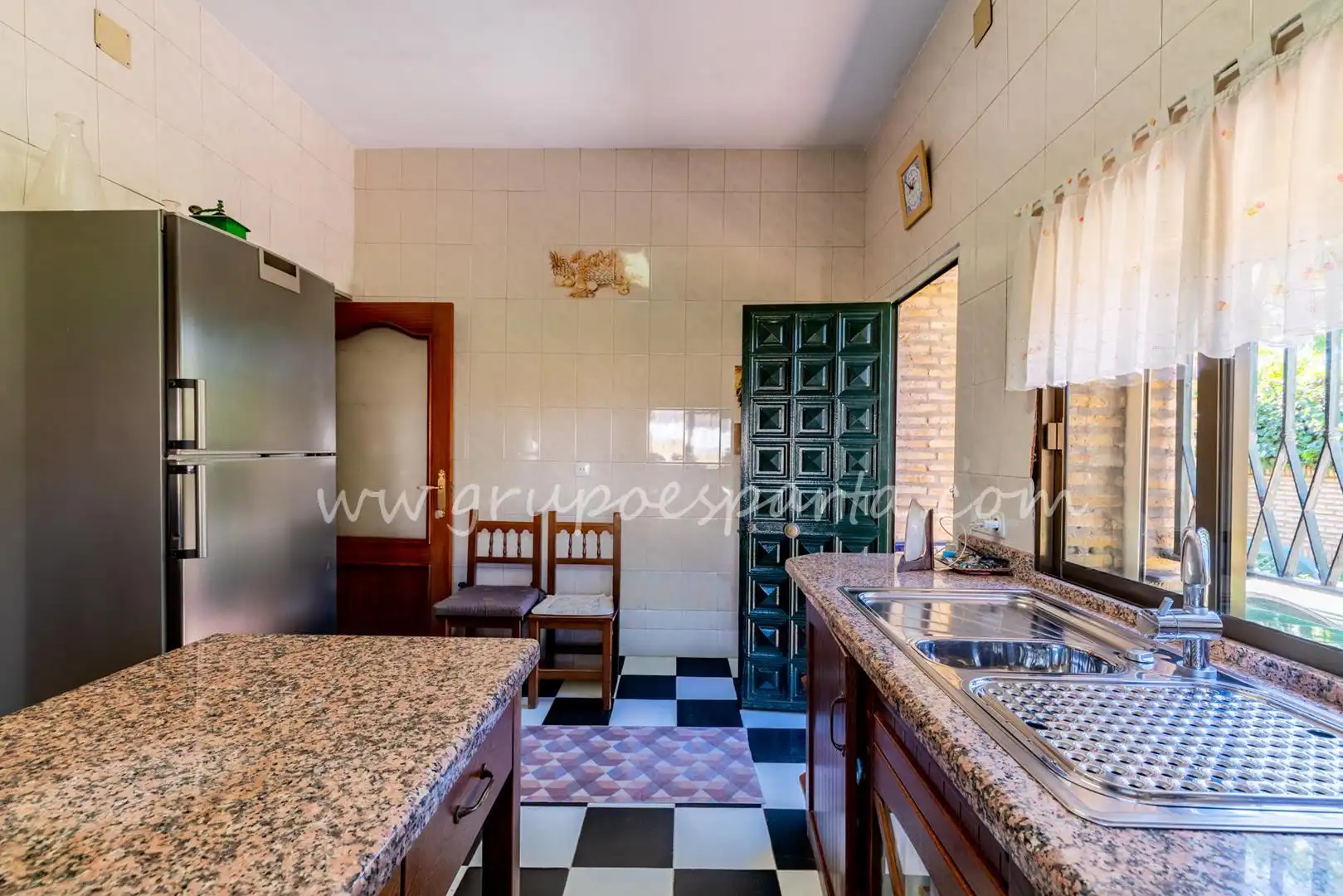 Cuina de Casa o xalet en venda en Espartinas amb Aire condicionat, Jardí privat i Terrassa