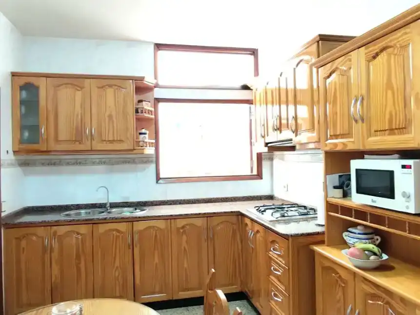 Cuina de Casa adosada en venda en Telde amb Balcó