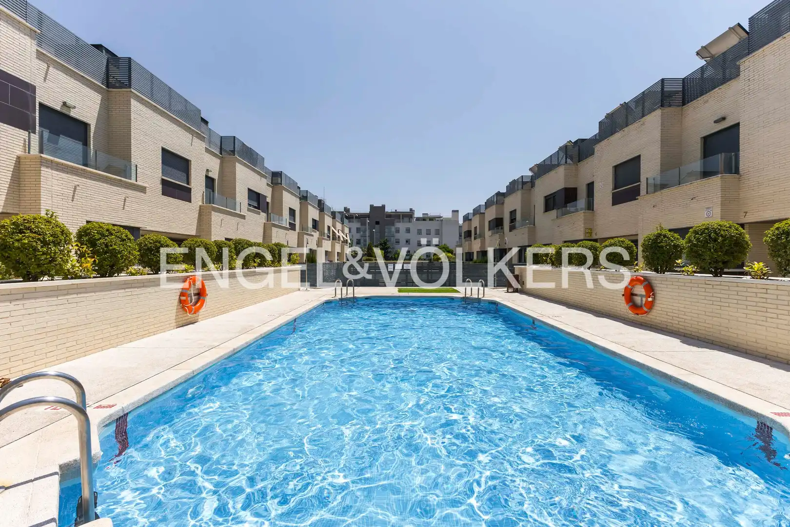 Piscina de Casa adosada en venda en San Sebastián de los Reyes amb Aire condicionat, Calefacció i Jardí privat