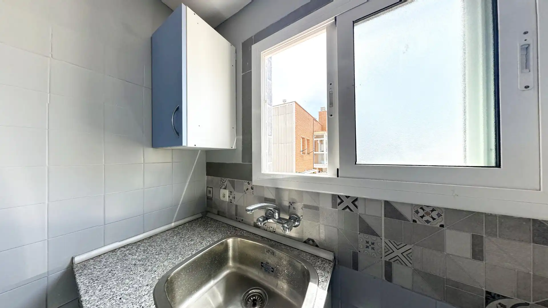 Cocina de Piso en venta en Cornellà de Llobregat con Amueblado, Horno y Balcón