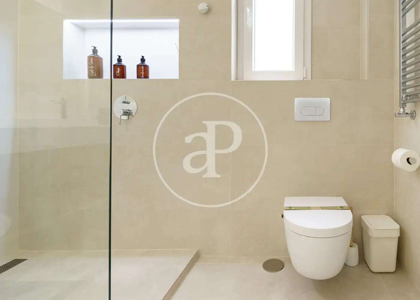 Bathroom of Flat for rent in Madrid  with Air Conditioner, Heating and Furnished