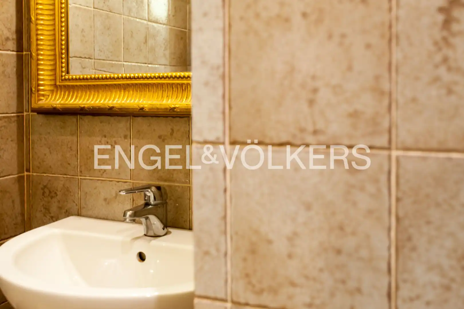Bathroom of Flat for sale in Sevilla  with Air Conditioner and Heating