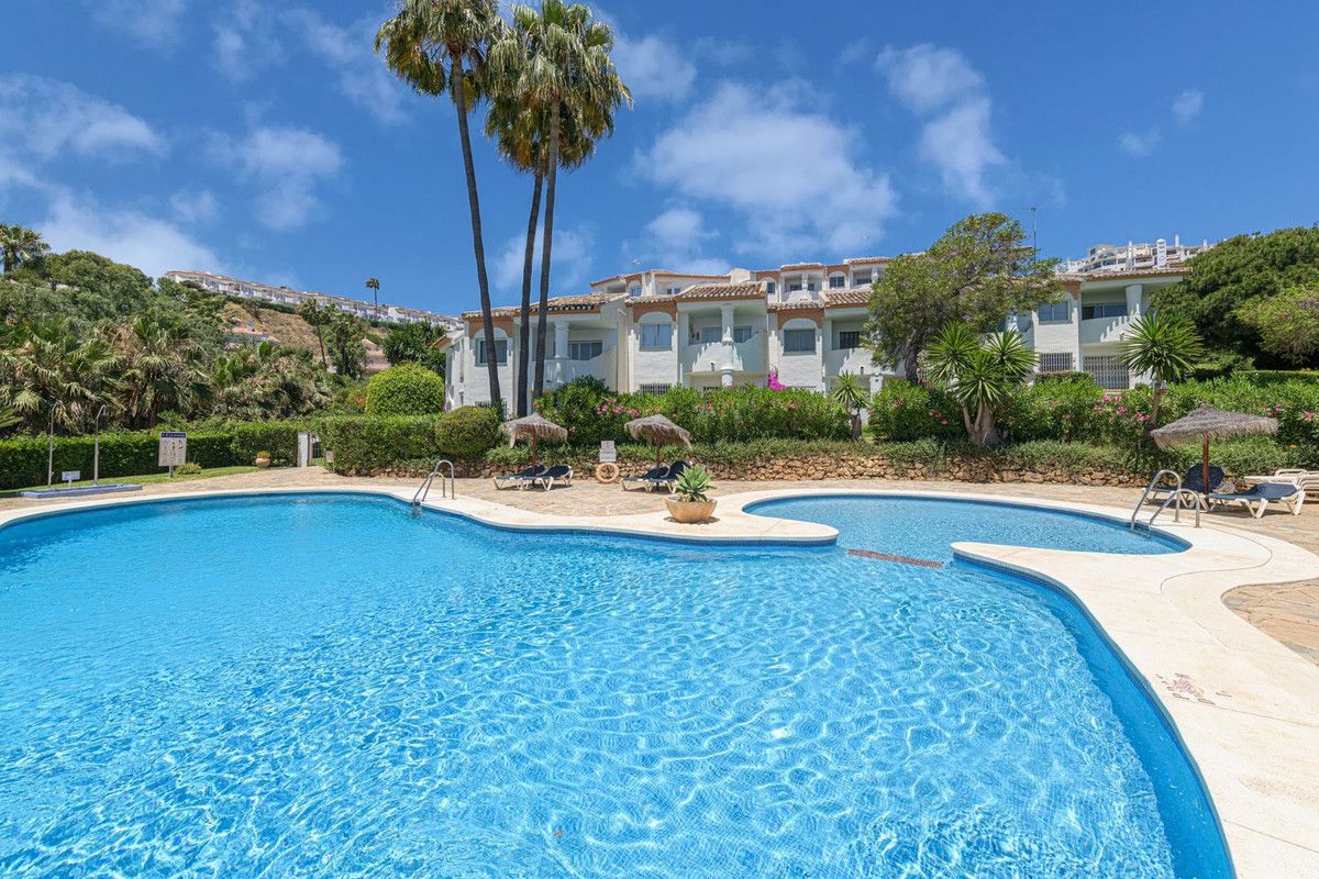 Vista exterior de Pis en venda en Mijas amb Terrassa i Piscina