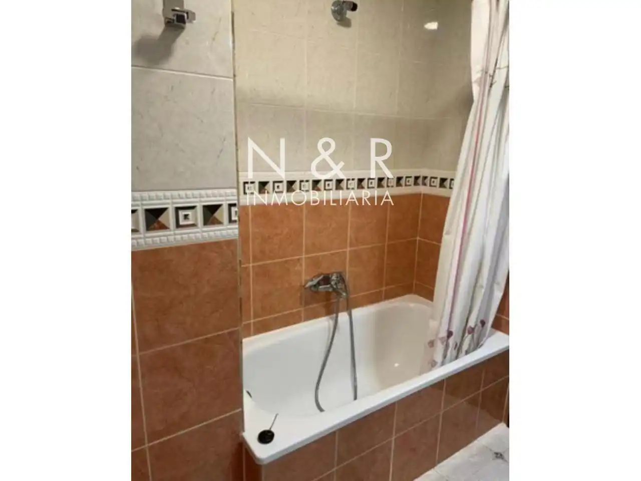 Bathroom of Flat for rent in Santiago de Compostela   with Furnished