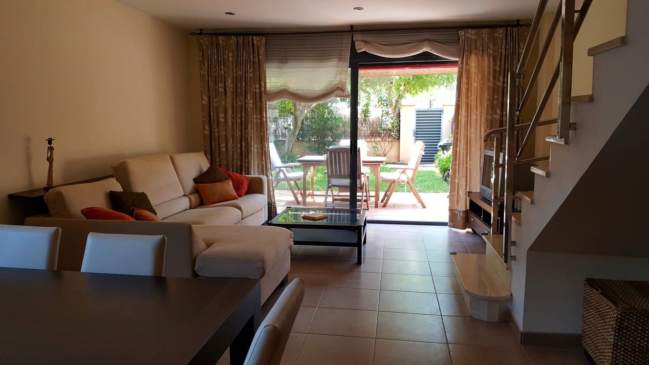 Sala d'estar de Dúplex de lloguer en Sitges amb Calefacció, Jardí privat i Moblat