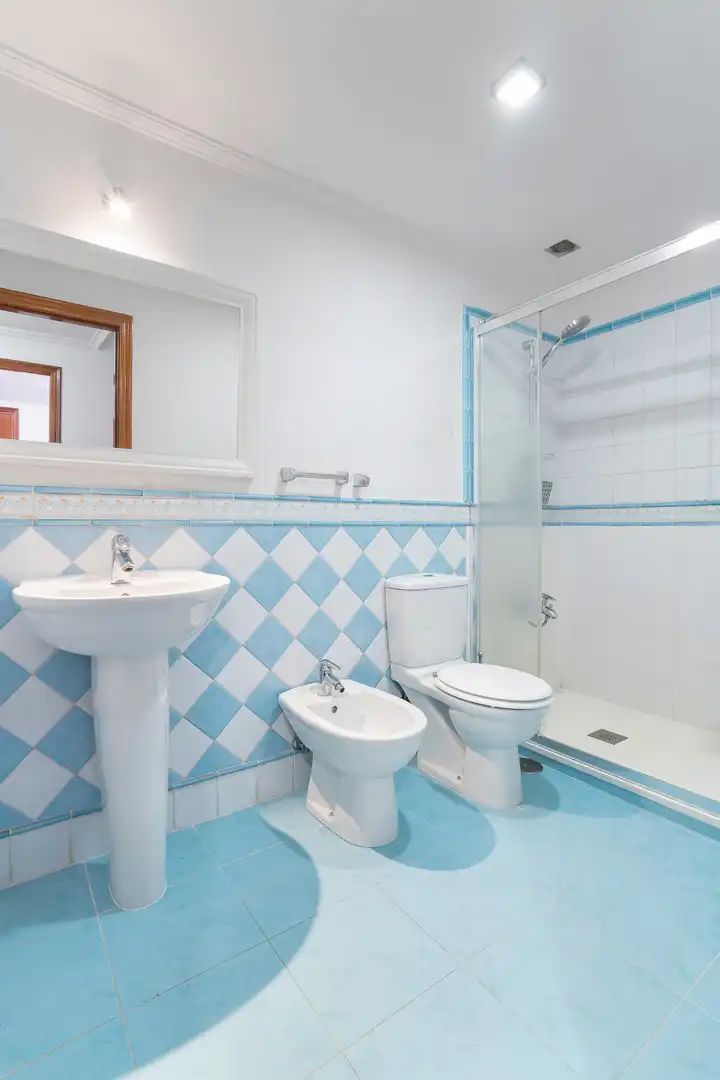 Baño de Dúplex en venta en Oleiros con Calefacción, Trastero y Piscina