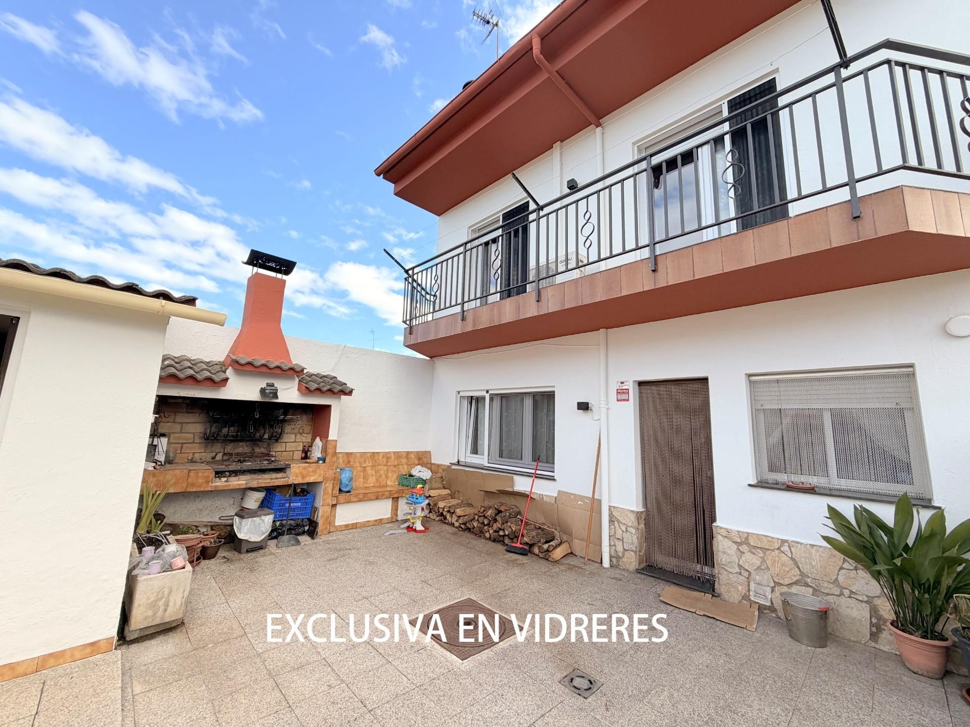 Vista exterior de Casa adosada en venda en Vidreres amb Jardí privat, Terrassa i Traster