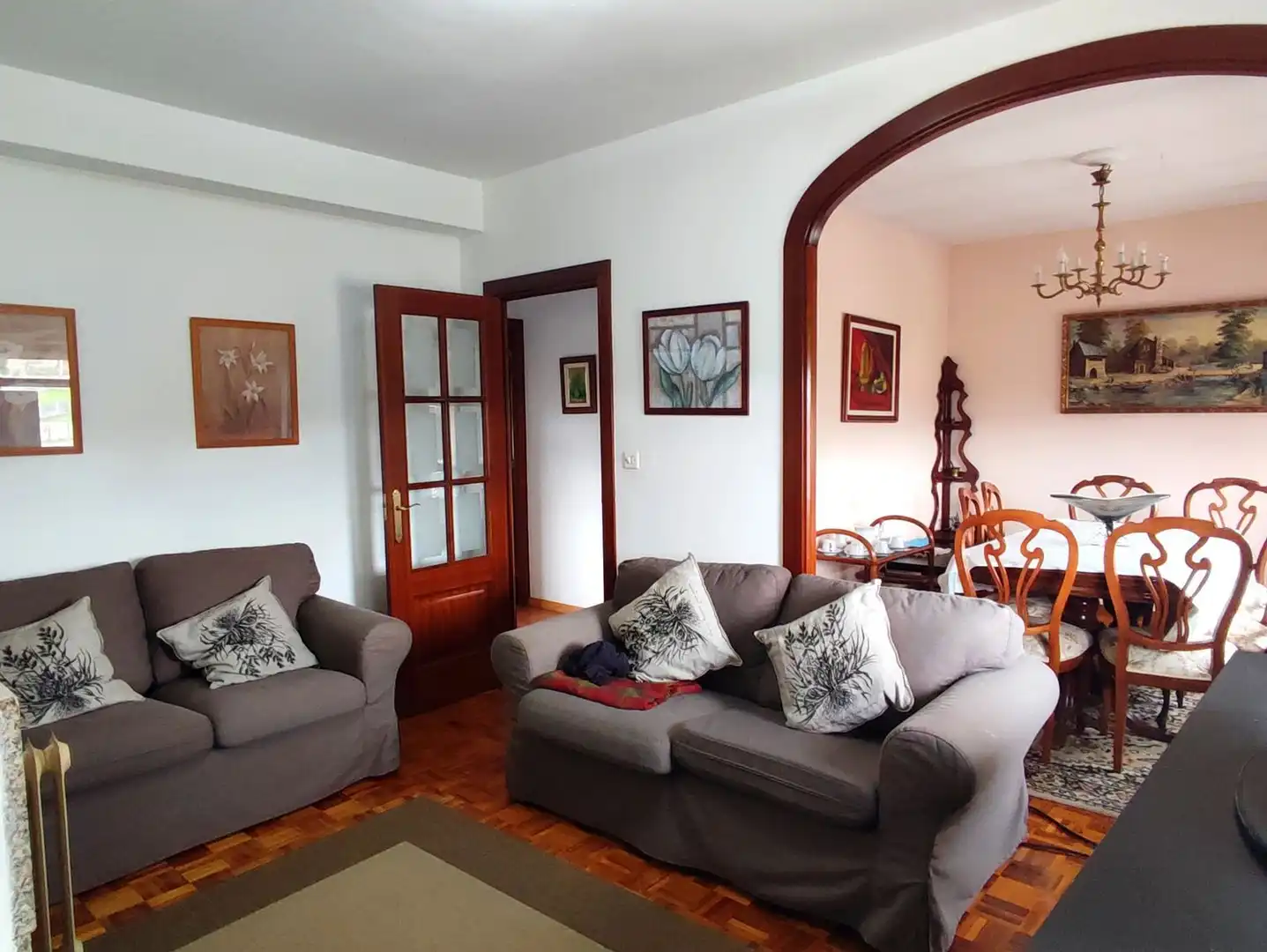 Sala d'estar de Casa o xalet en venda en Carral amb Jardí privat, Terrassa i Moblat