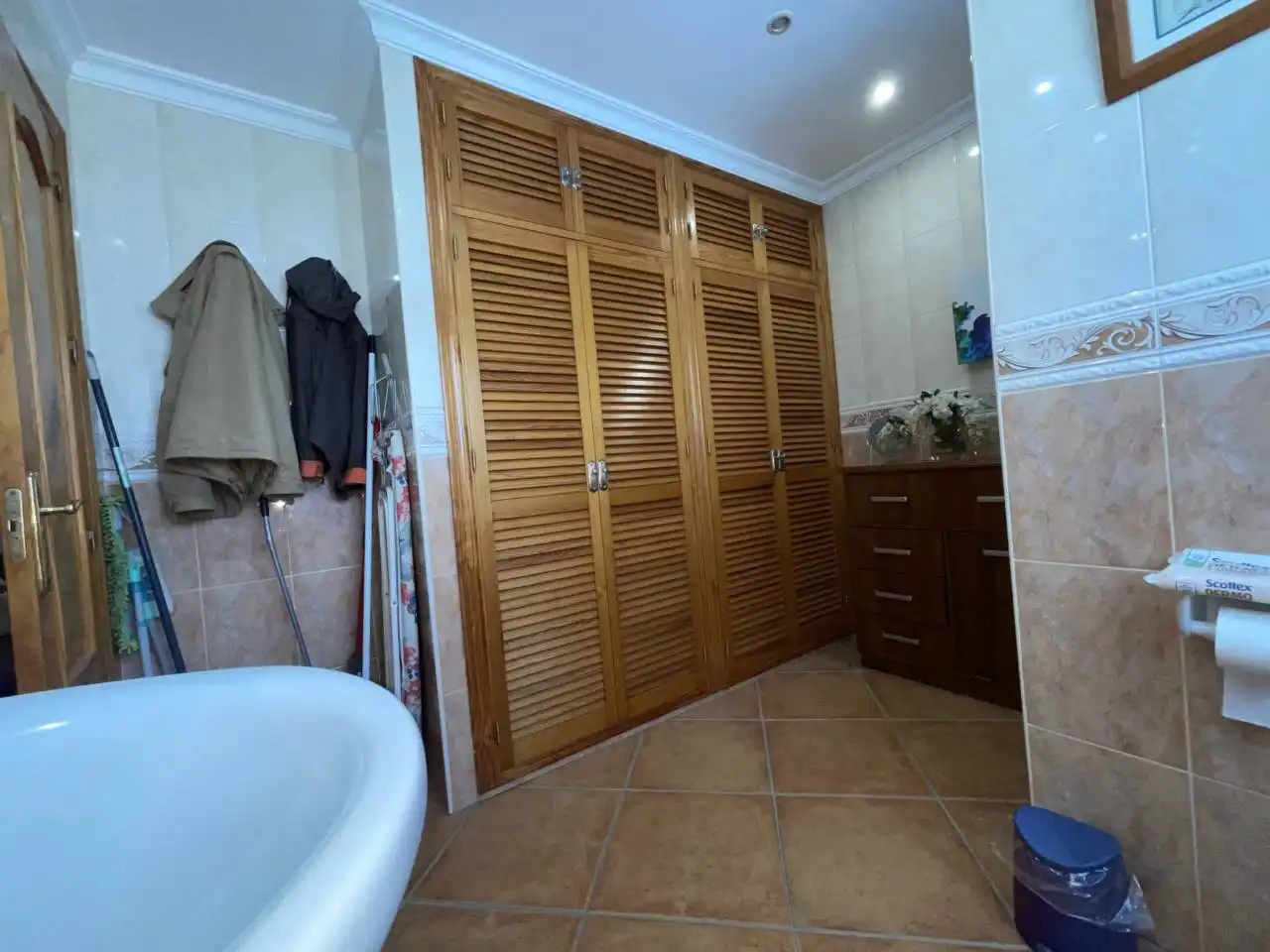 Bany de Finca rústica en venda en Estepona amb Aire condicionat, Calefacció i Jardí privat