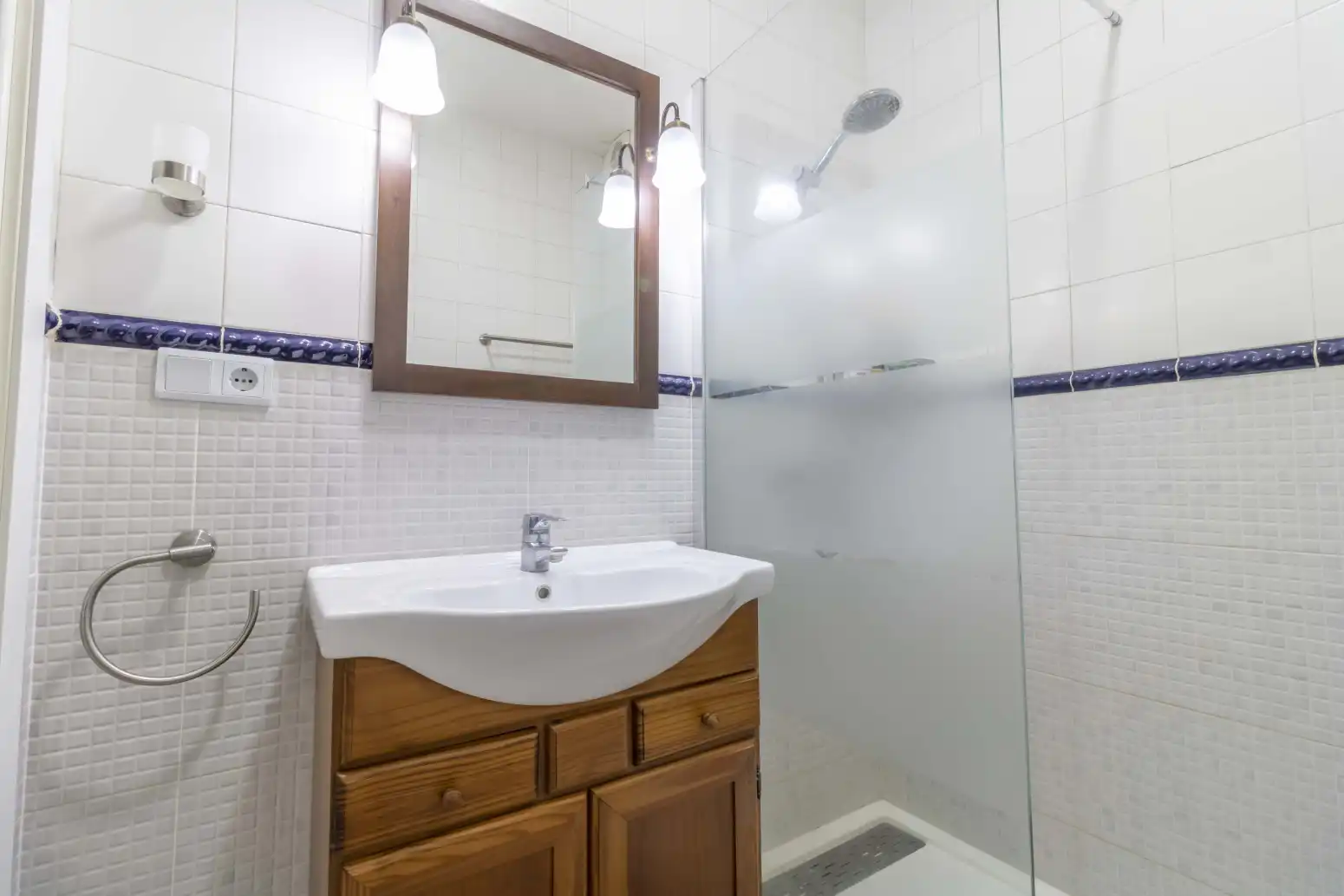 Bathroom of Houses for sale in Carmona  with Air Conditioner, Private garden and Swimming Pool
