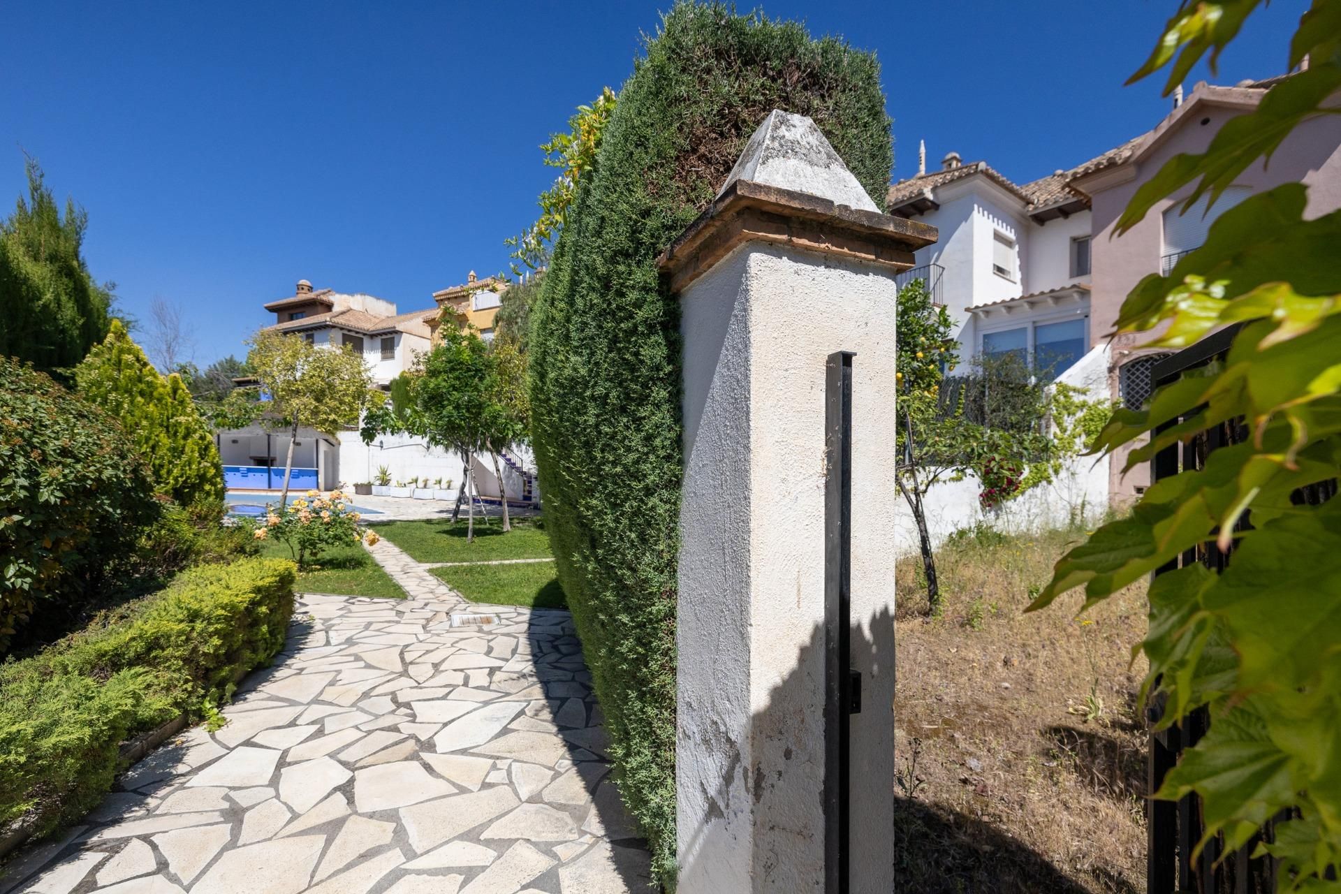 Jardí de Casa adosada en venda en  Granada Capital amb Aire condicionat, Calefacció i Terrassa