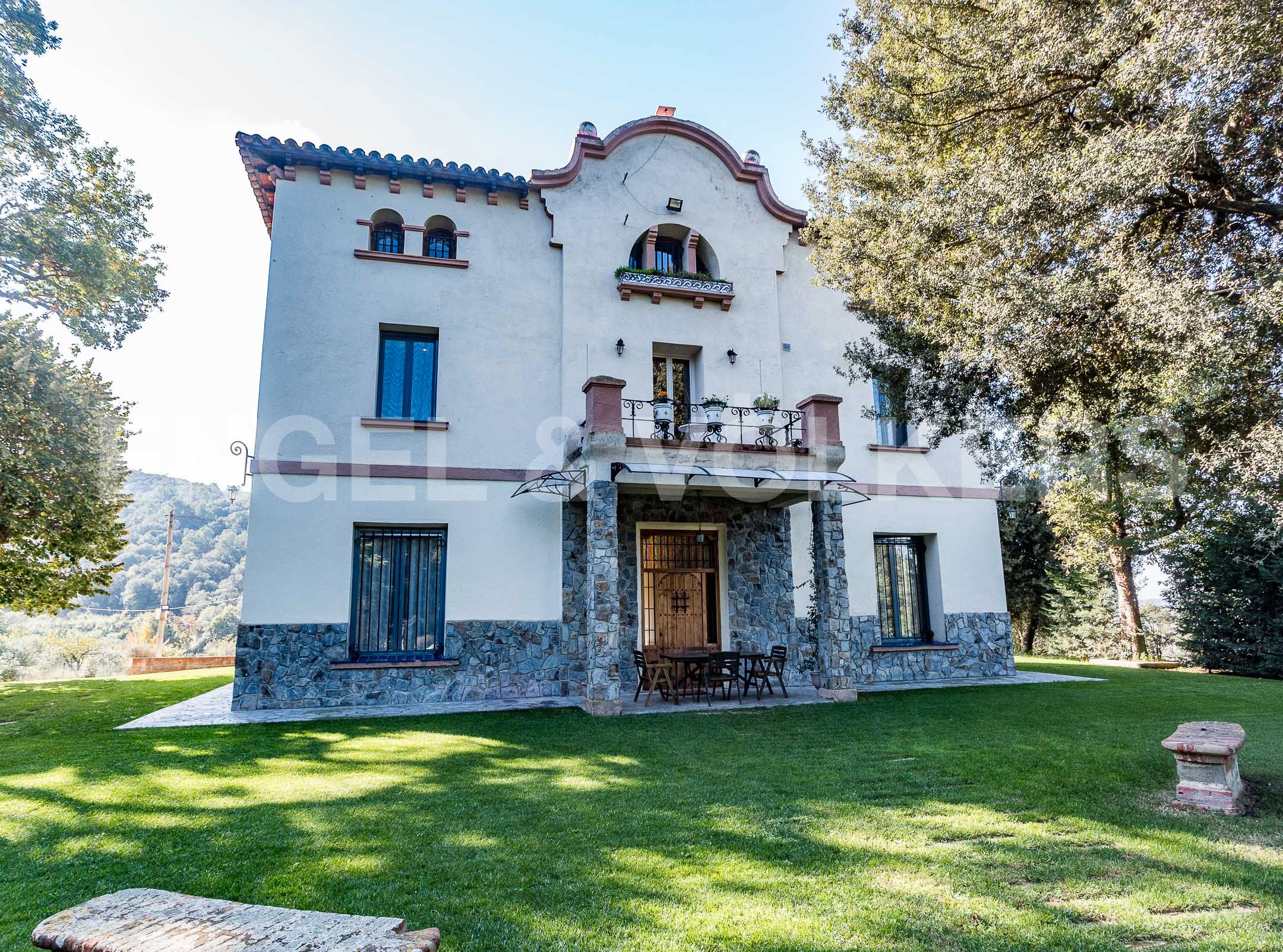Vista exterior de Finca rústica en venda en Llinars del Vallès amb Aire condicionat, Calefacció i Jardí privat