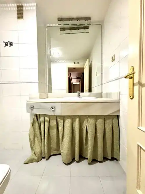 Bathroom of Flat for sale in Madrid  with Air Conditioner, Heating and Parquet flooring