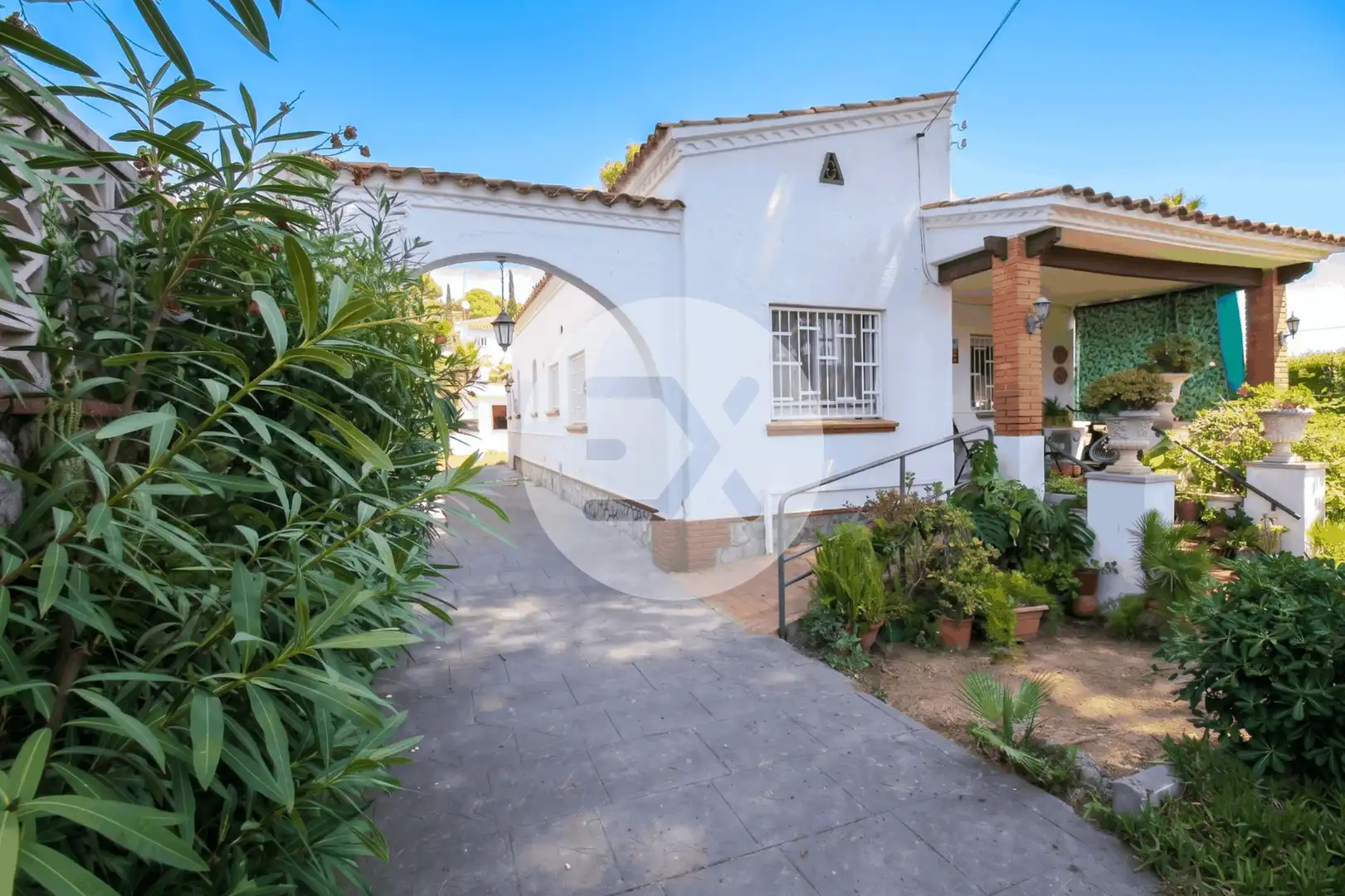Vista exterior de Casa o xalet en venda en Castelldefels amb Jardí privat