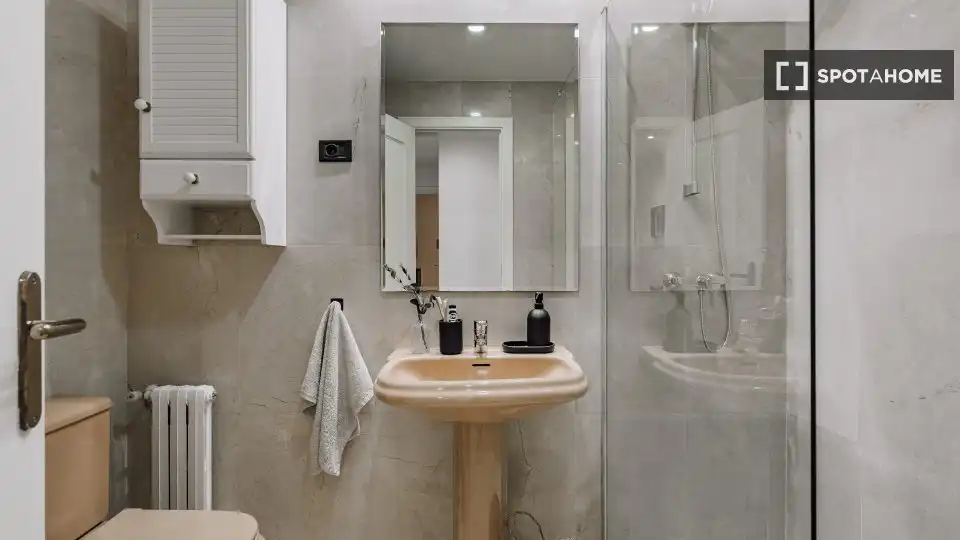 Bathroom of Flat for rent in Madrid  with Air Conditioner, Heating and Furnished