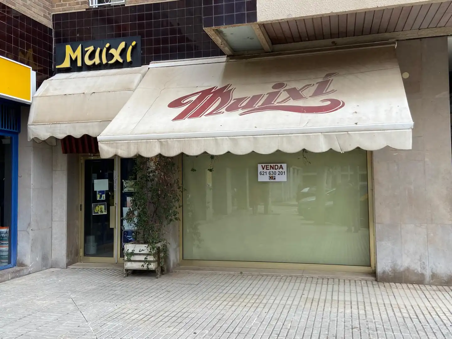 Locale commerciale in vendita a Plaça de la Sardana 4