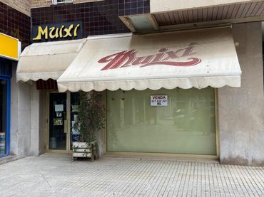Local comercial en venta en Plaça de la Sardana 4