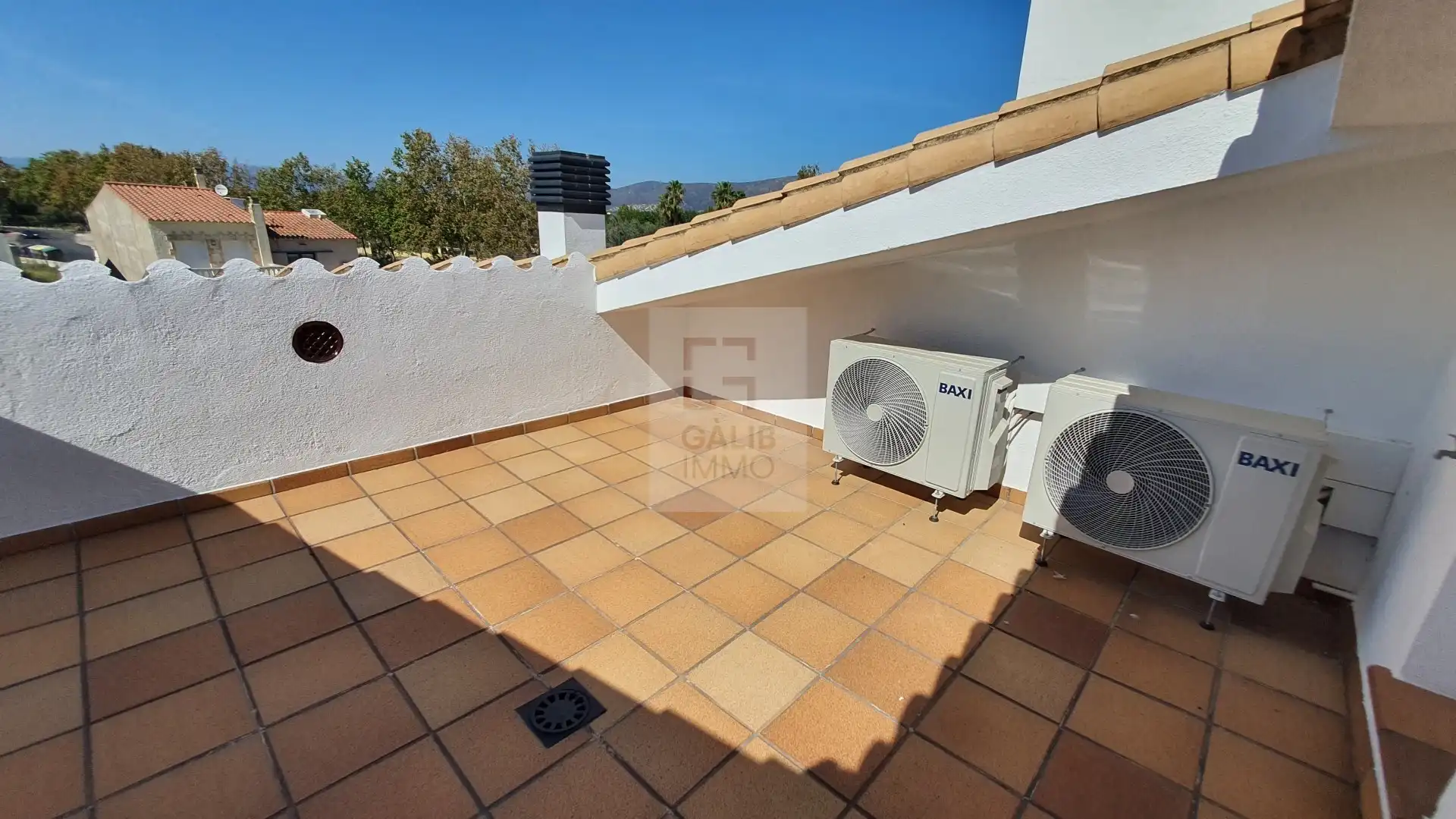 Terrasse von Einfamilien-Reihenhaus zum Verkauf in Empuriabrava mit Klimaanlage, Terrasse und Möbliert