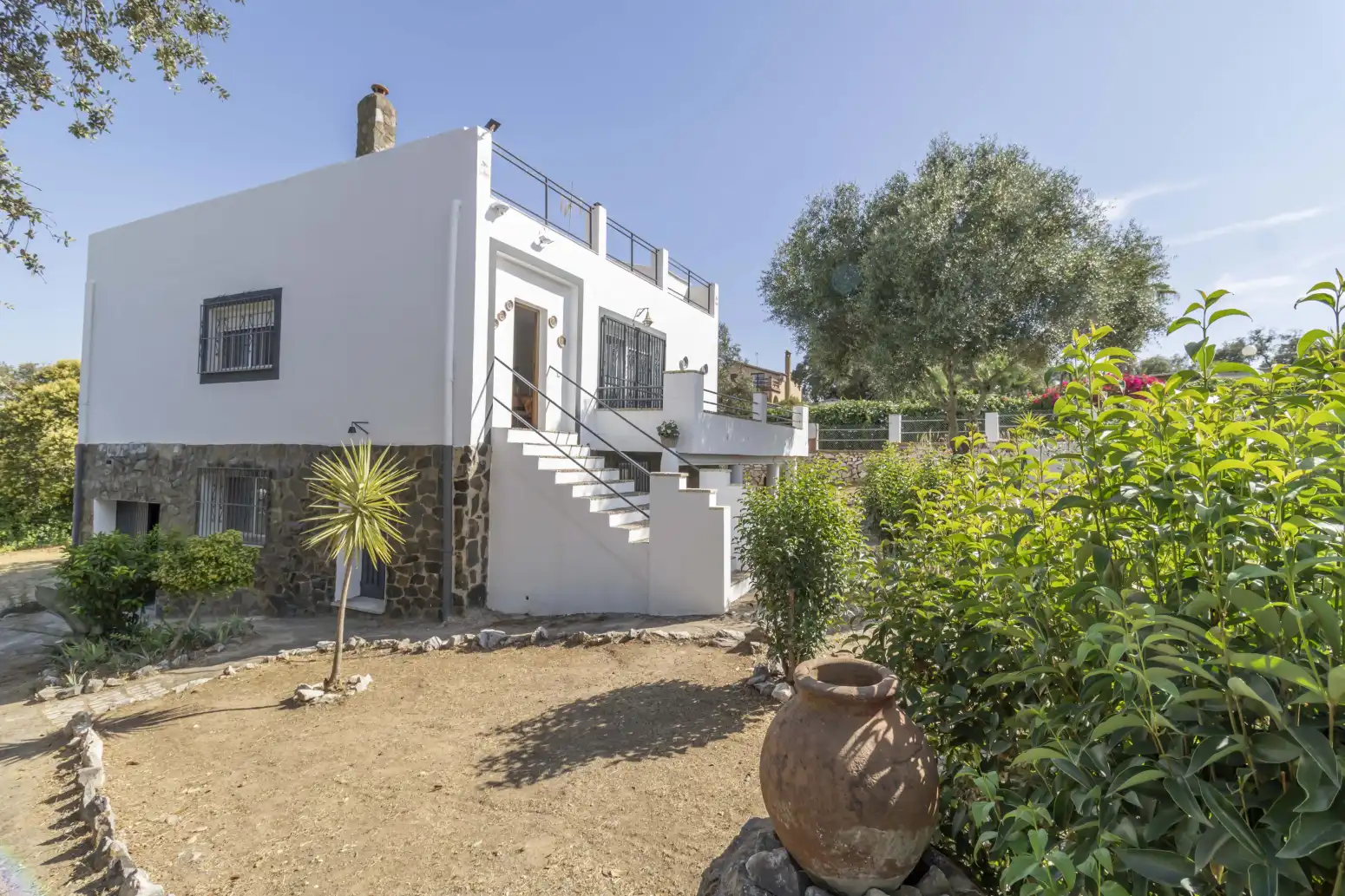 Vista exterior de Casa o chalet en venta en Guillena con Jardín privado, Terraza y Piscina