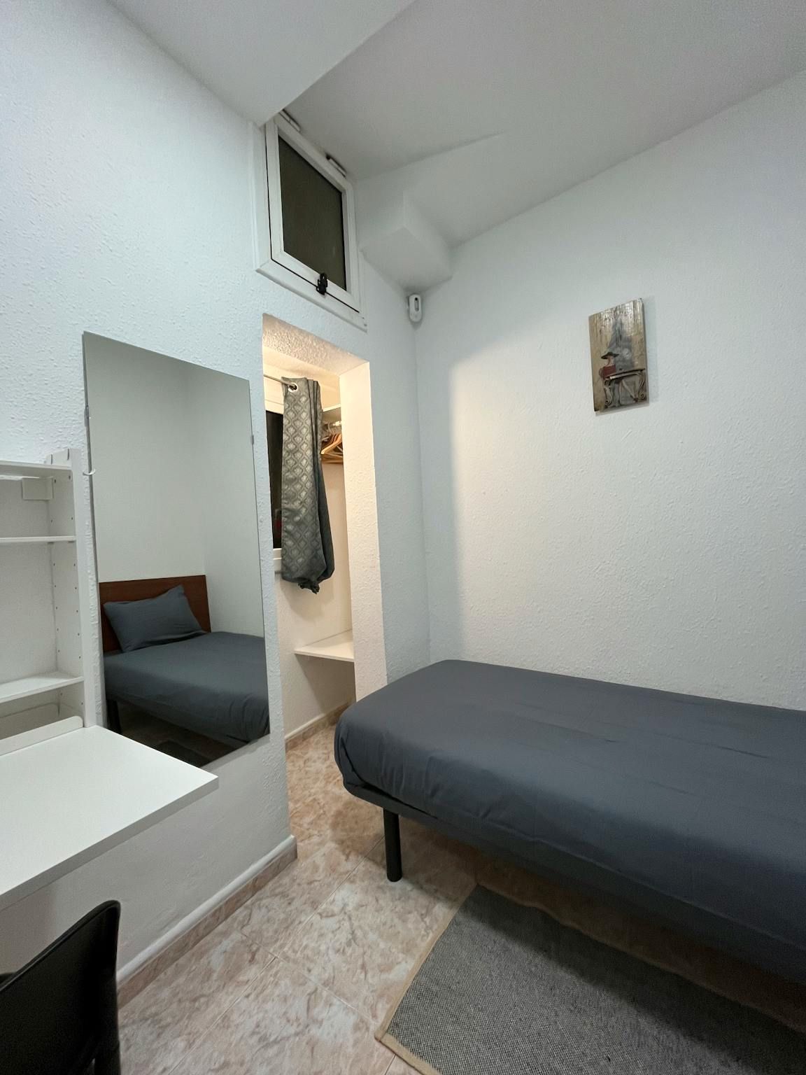 Bedroom of Flat to share in  Barcelona Capital  with Washing machine