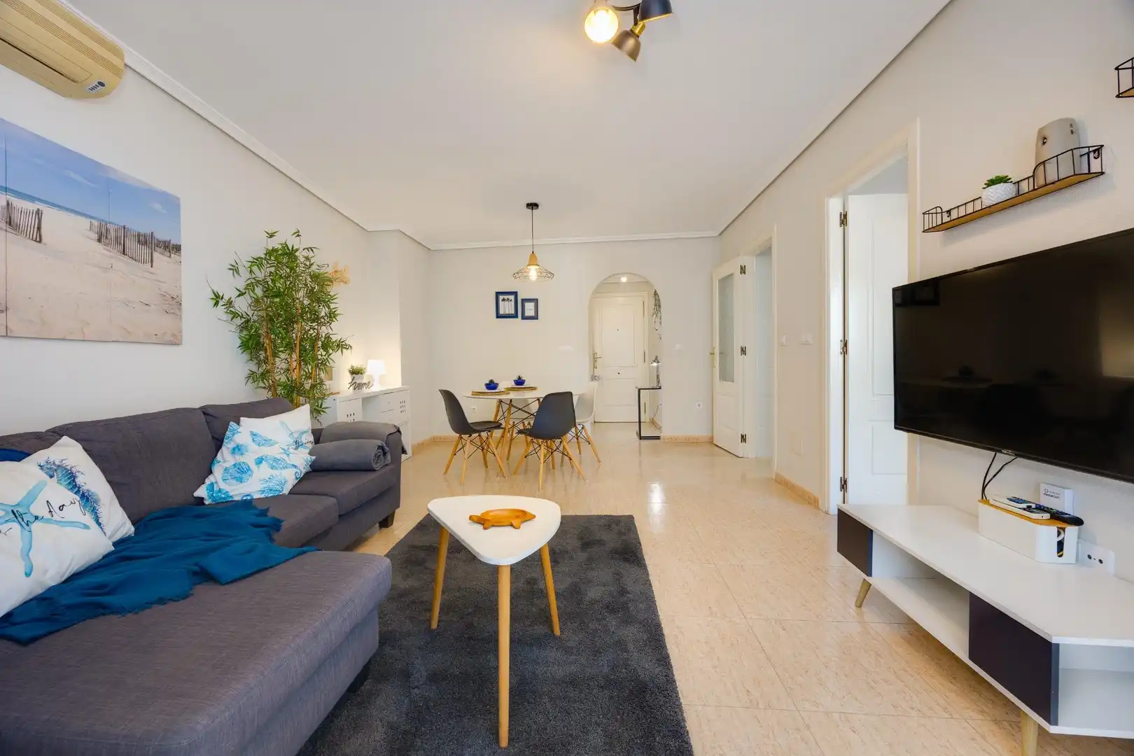 Sala d'estar de Apartament en venda en Torrevieja amb Aire condicionat, Terrassa i Moblat
