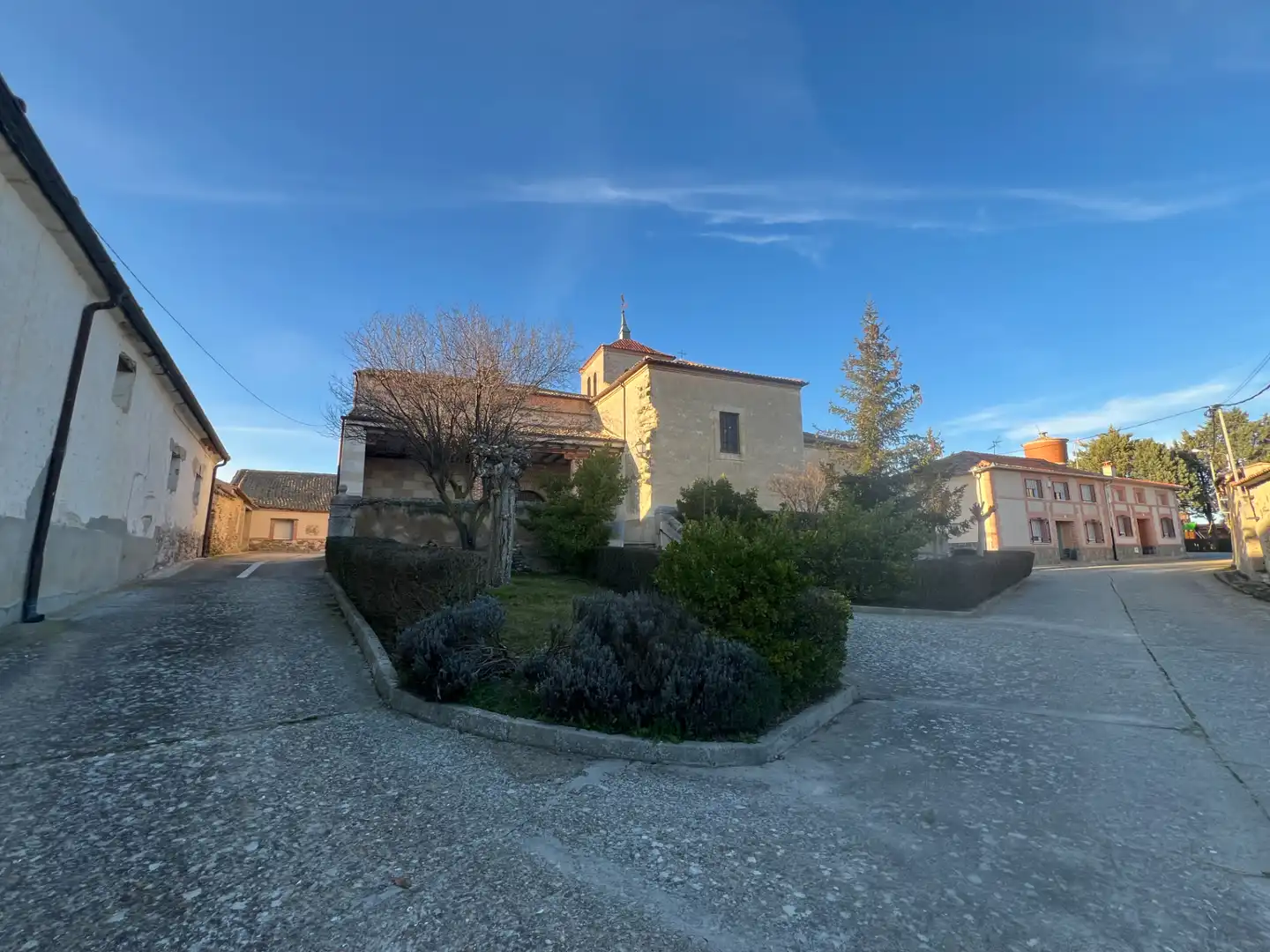Vista exterior de Casa o xalet en venda en Santa María la Real de Nieva amb Jardí privat