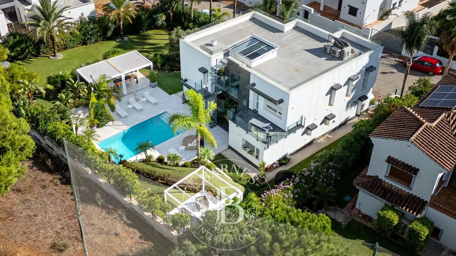 Vista exterior de Casa o xalet en venda en Marbella amb Aire condicionat, Calefacció i Piscina