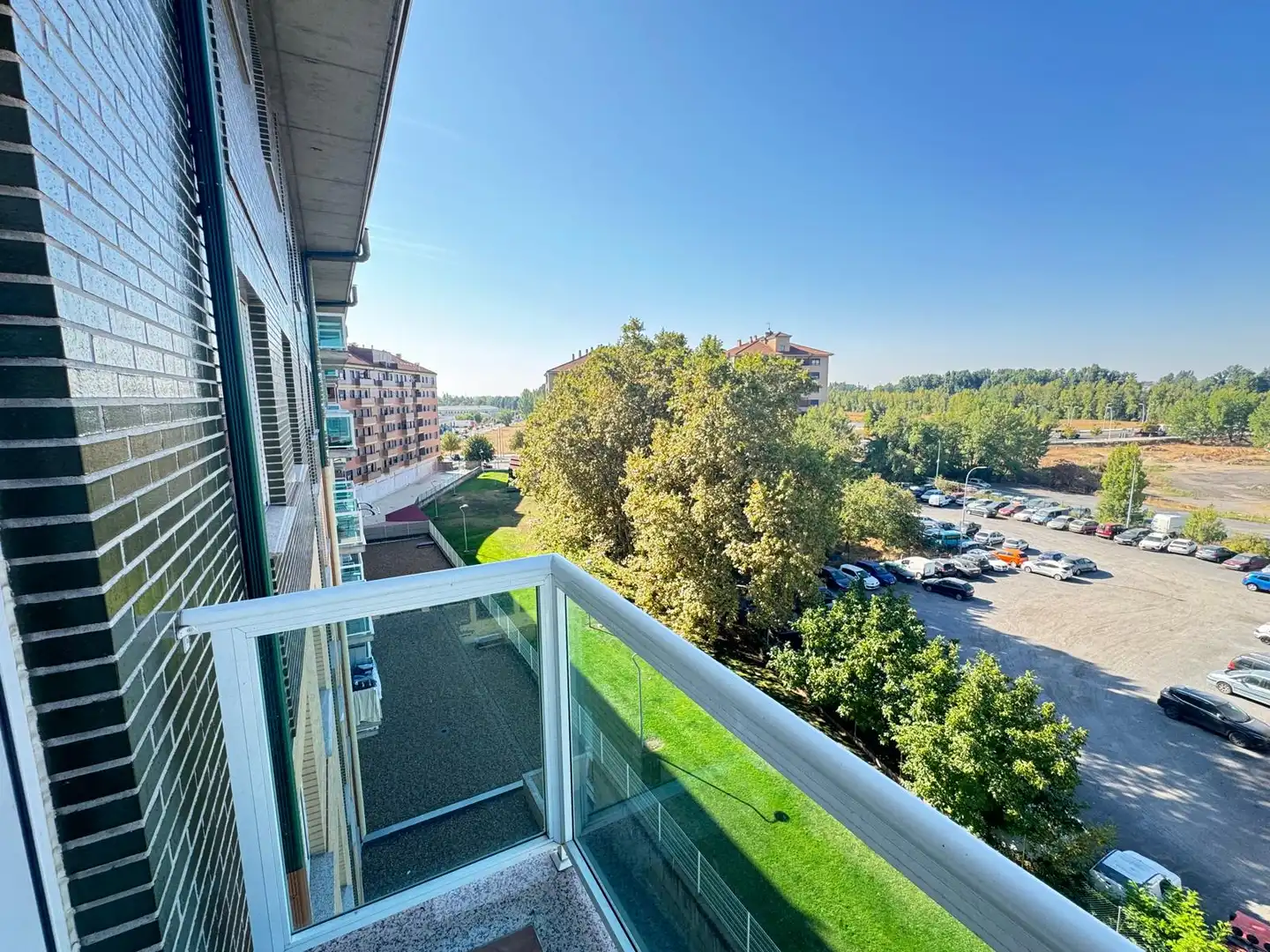 Vista exterior de Pis en venda en León Capital  amb Calefacció, Terrassa i Traster