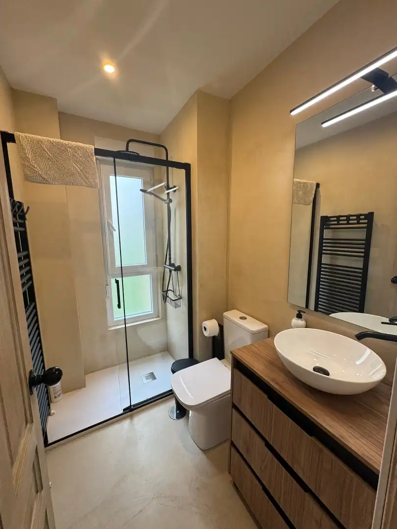 Badezimmer von Wohnung zur Miete in Santander mit Klimaanlage, Heizung und Parkett