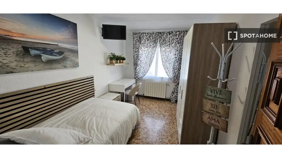 Bedroom of Flat for share in Nord-est