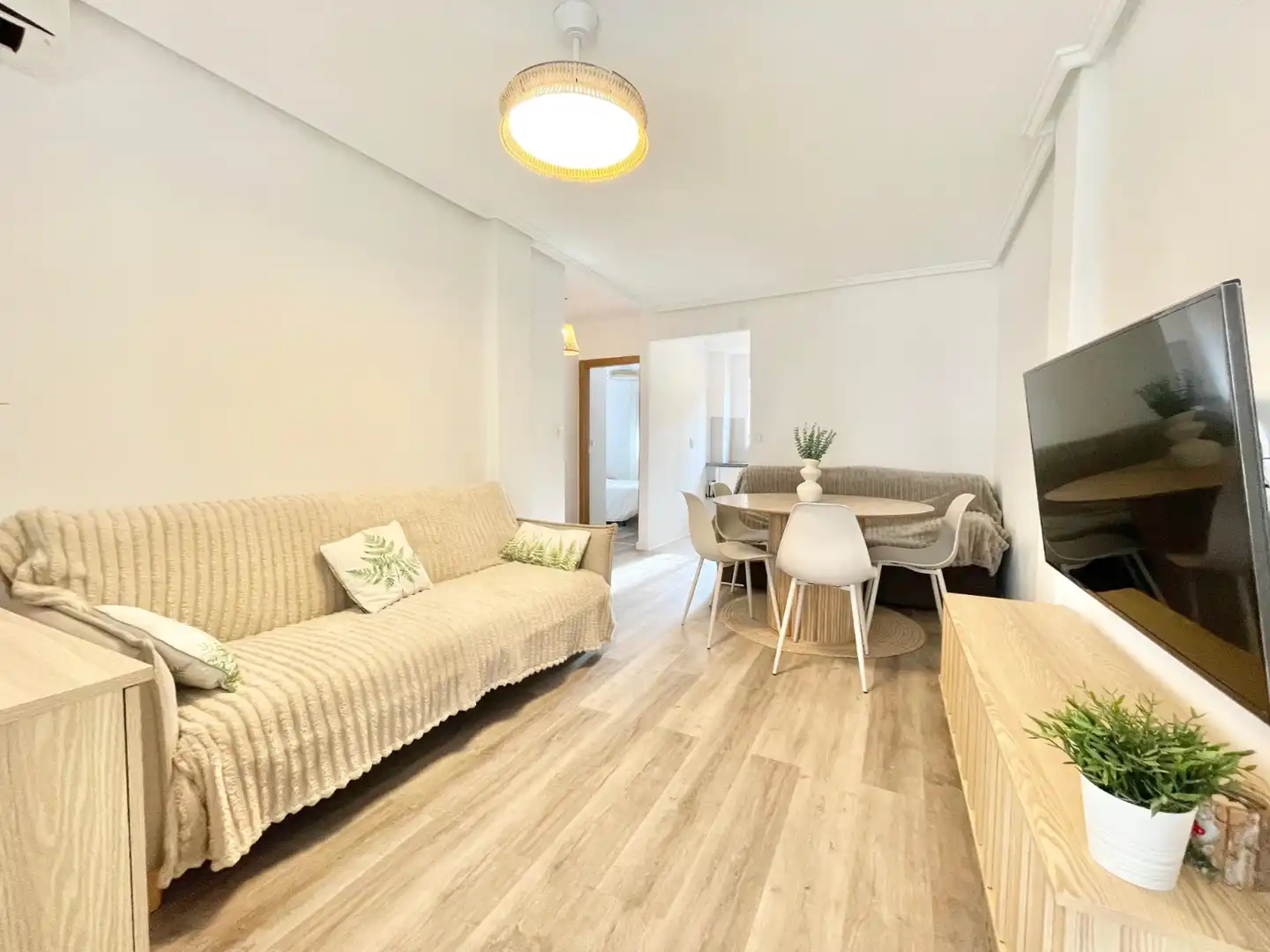 Living room of Ground floor for rent in Torrevieja  with Air Conditioner, Heating and Private garden