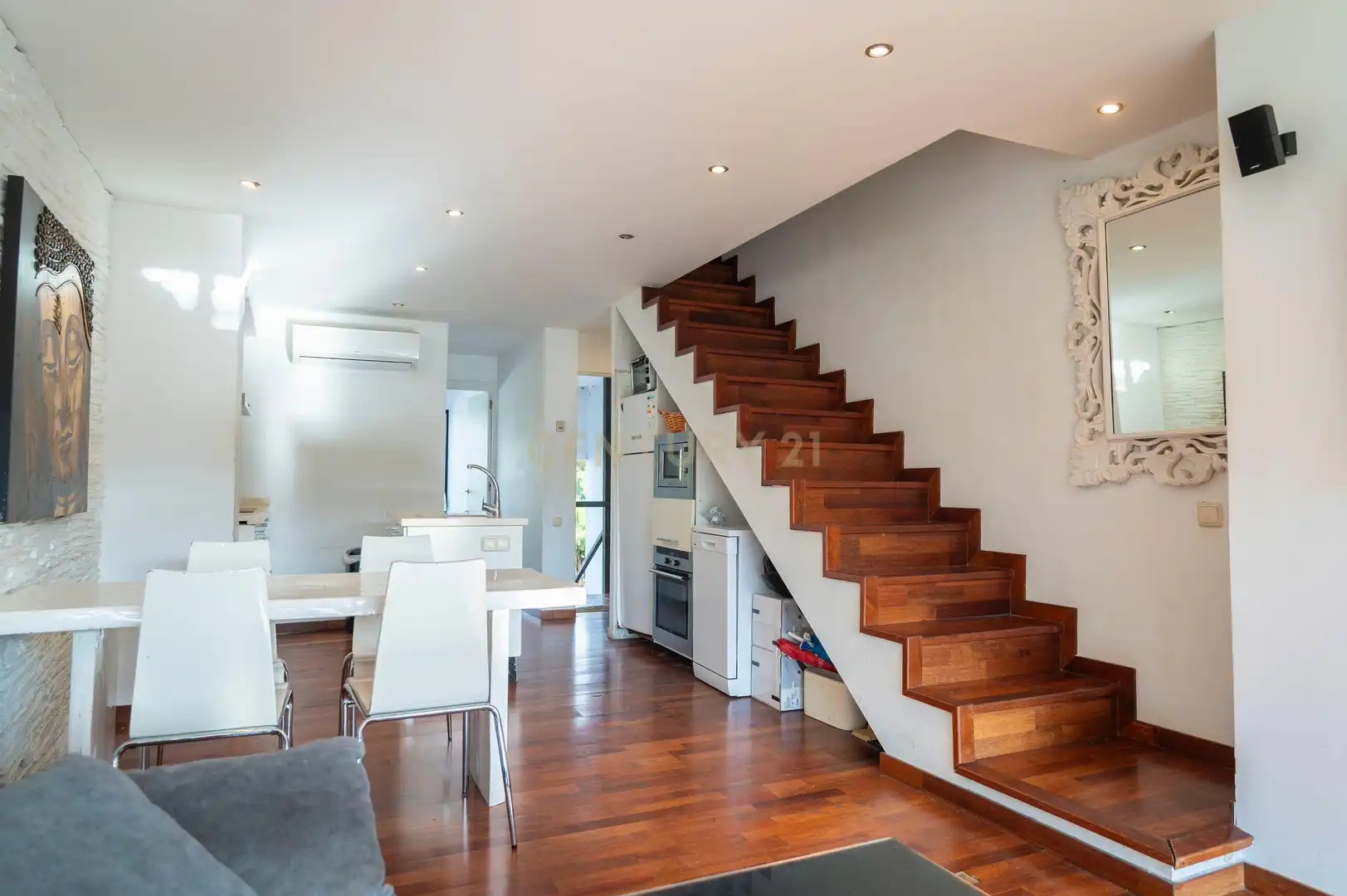 Wohnung zum Verkauf in Santa Eulària des Riu mit Klimaanlage, Privatgarten und Balkon
