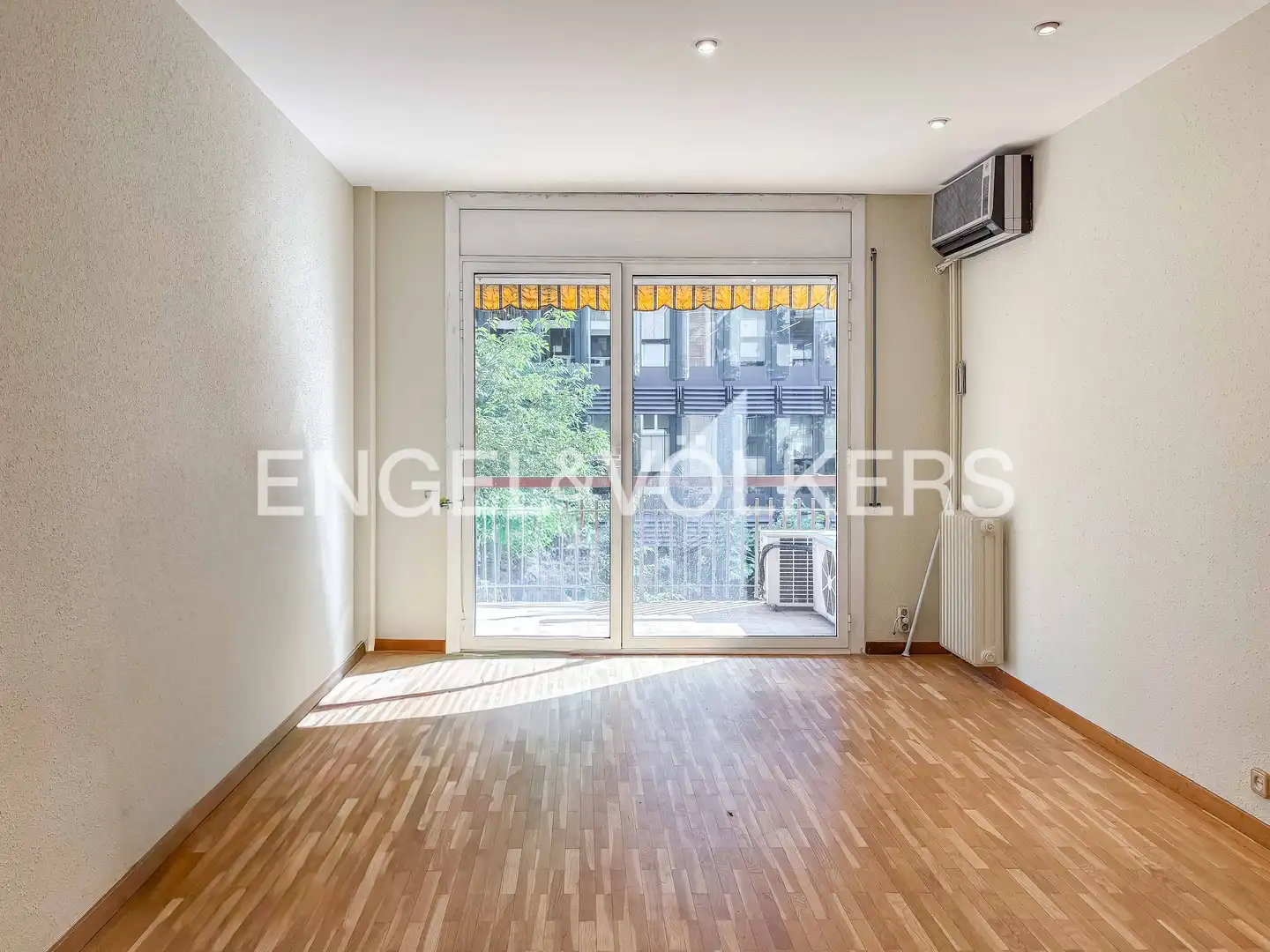 Living room of Flat for rent in Barcelona  with Air Conditioner, Heating and Parquet flooring
