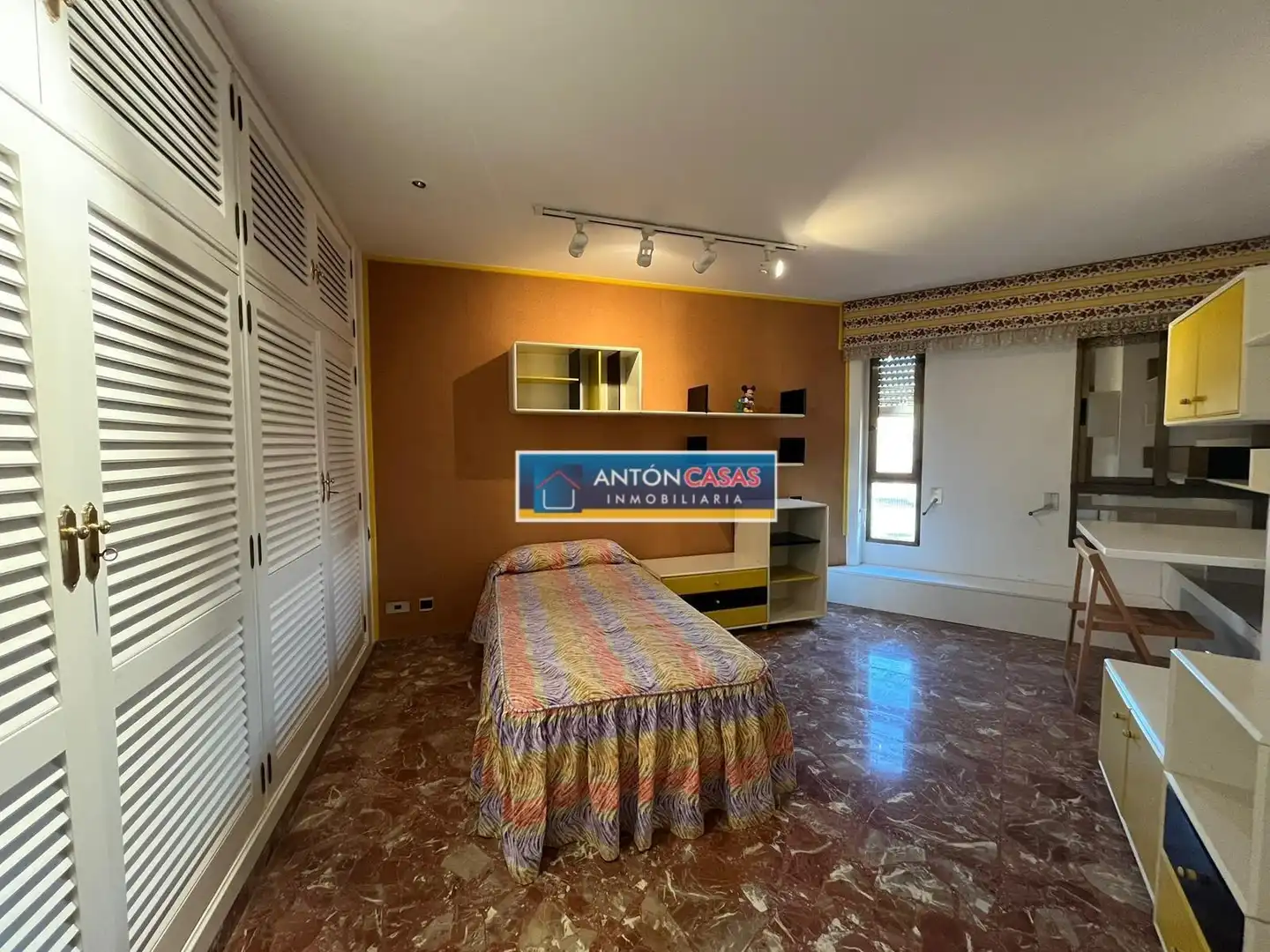 Schlafzimmer von Dachboden zum Verkauf in Elda mit Balkon und Alarm