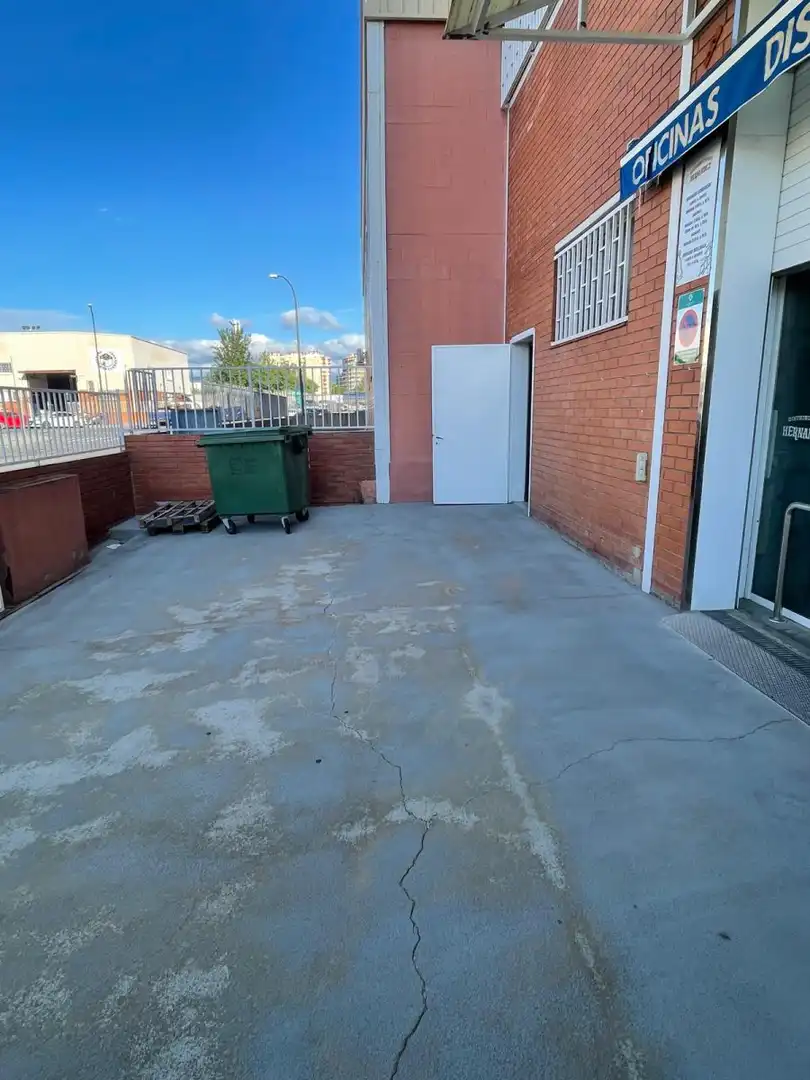 Parkplatz von Fabrikhallen zum Verkauf in Reus