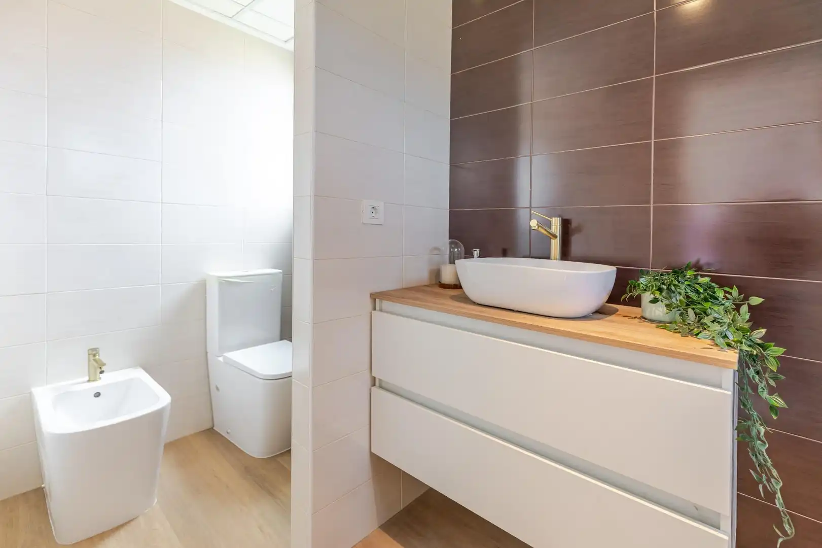 Badezimmer von Einfamilien-Reihenhaus zum Verkauf in Gilet mit Terrasse, Abstellraum und Balkon