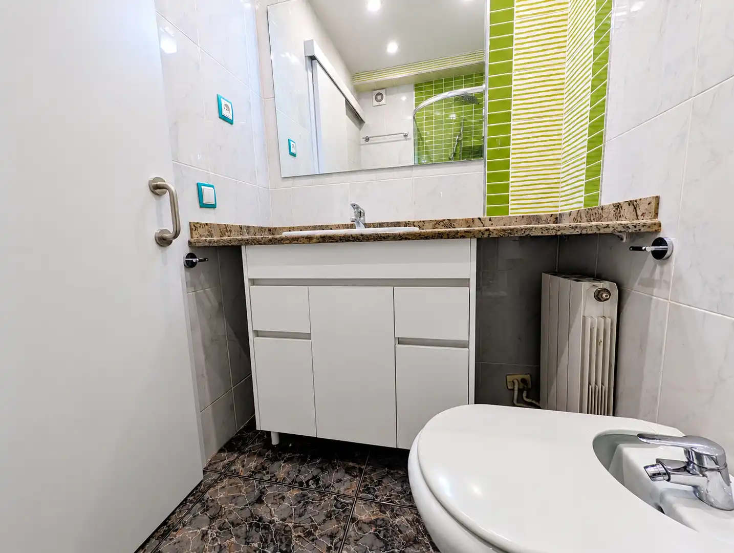 Baño de Piso en venta en Badalona con Aire acondicionado, Calefacción y Horno
